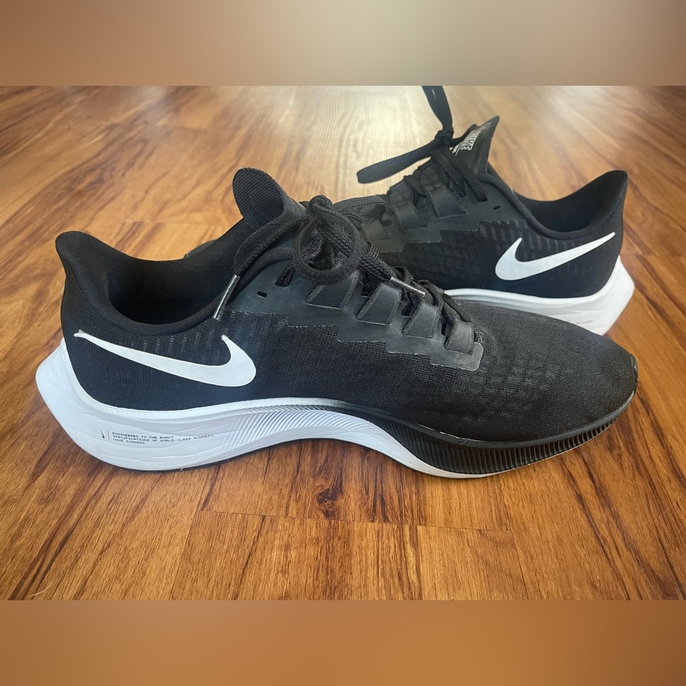 Nike Men's Black and White Athletic Shoes